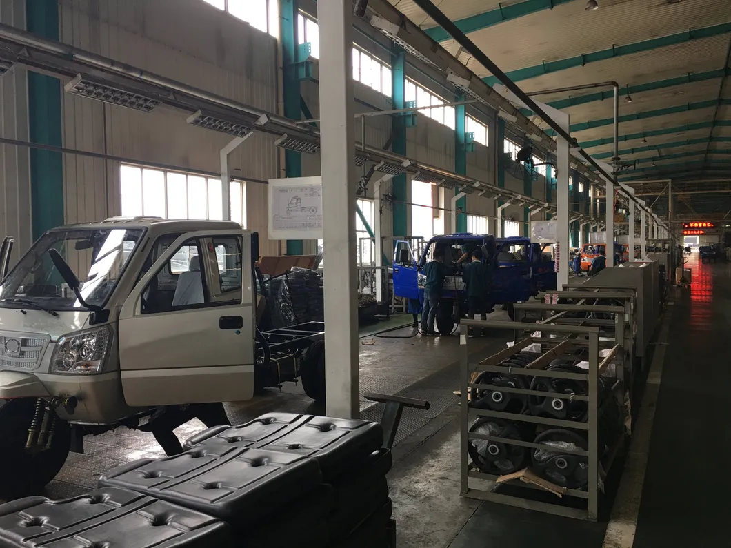 Cheap OEM Tuk Tuk Tricycle with Closed Cabin for Africa